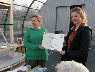 Voorzitter van lets Zwolle Annelies Kalisvaart neemt de kringlogo cheque in ontvangst