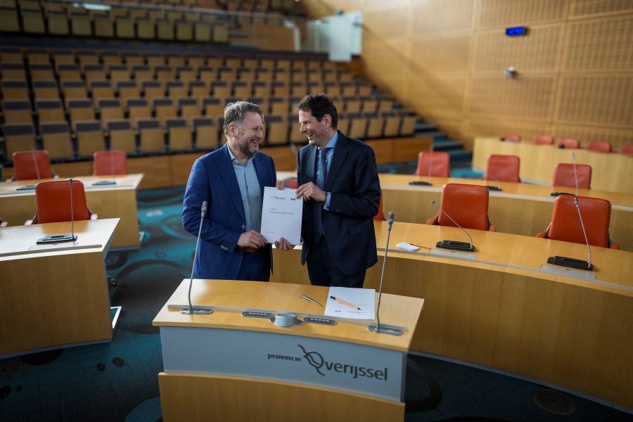 Foto: Gedeputeerde Martijn Dadema en NS Regiodirecteur Maarten Haverkamp